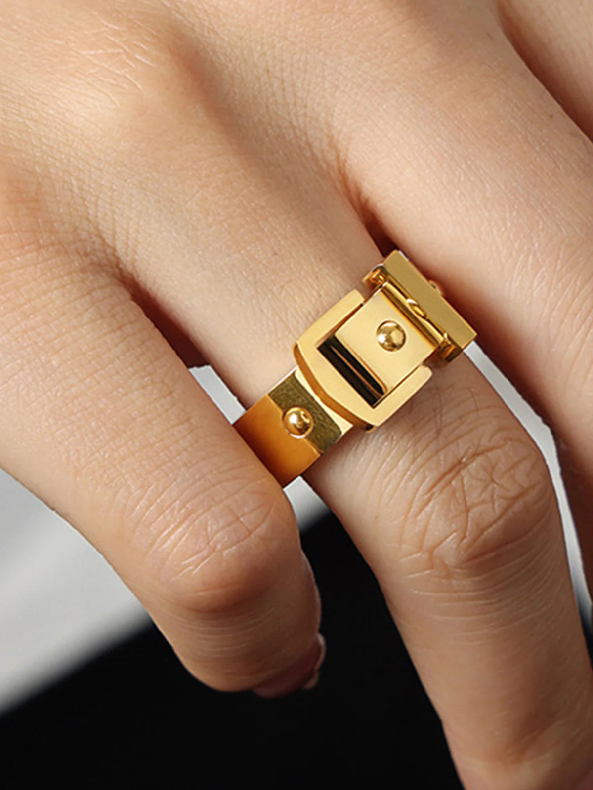 Buckle Elegance Ring