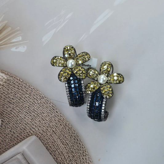 أقراط دائرية من مجموعة Midnight Bloom