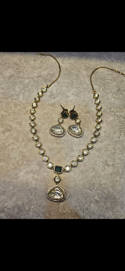 Zayra Regal Kundan Pendant Set