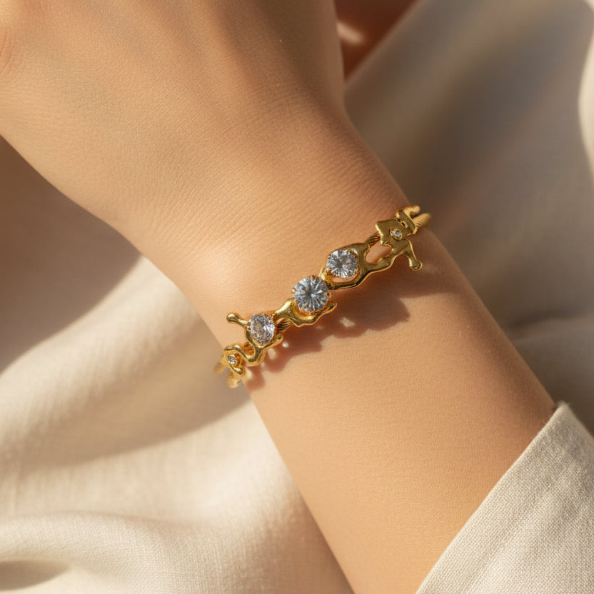Zircon  Leaf Detailed Bracelet  I Magnet Clasp