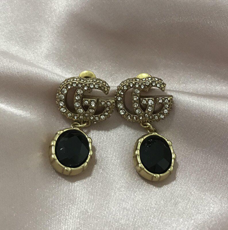 أقراط متدلية من الكريستال على شكل حرف G المزدوج والحجر الأسود