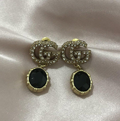 أقراط متدلية من الكريستال على شكل حرف G المزدوج والحجر الأسود